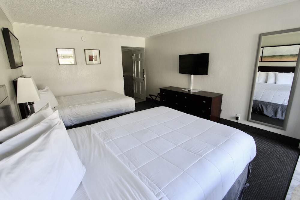 Economy Room, 2 Double Beds (Exterior Corridor)