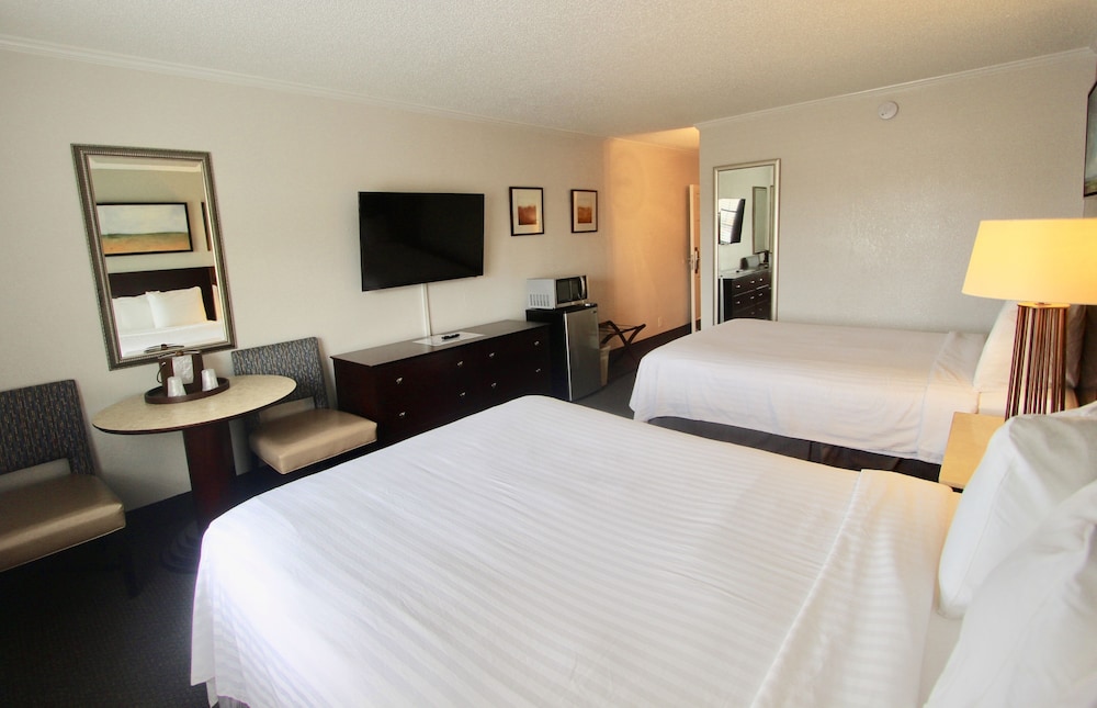 Deluxe Room, 2 Queen Beds (Interior)