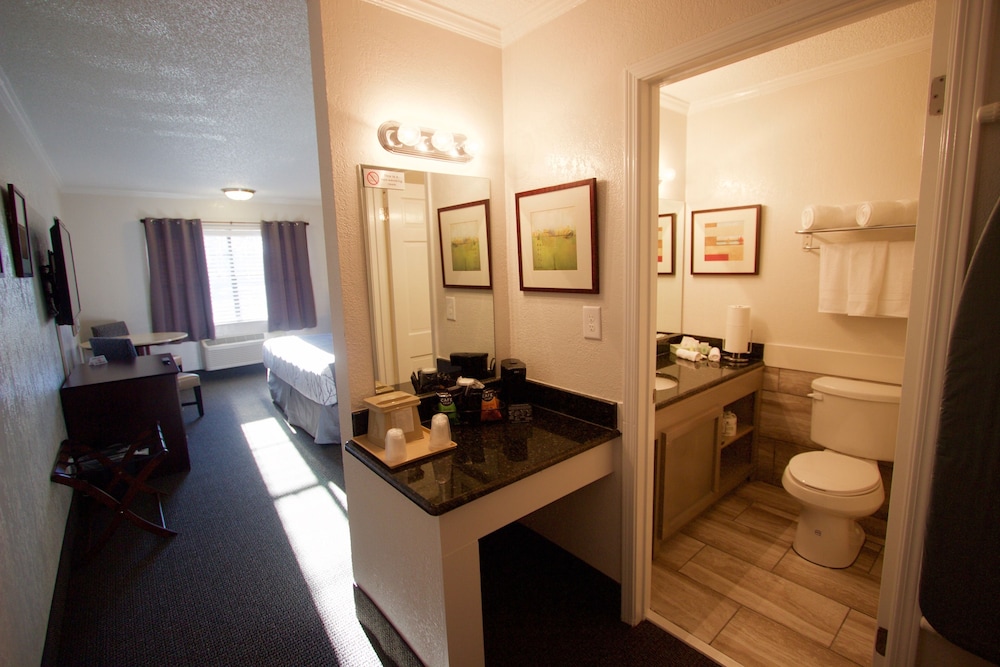 Deluxe Room, 1 King Bed (Interior)