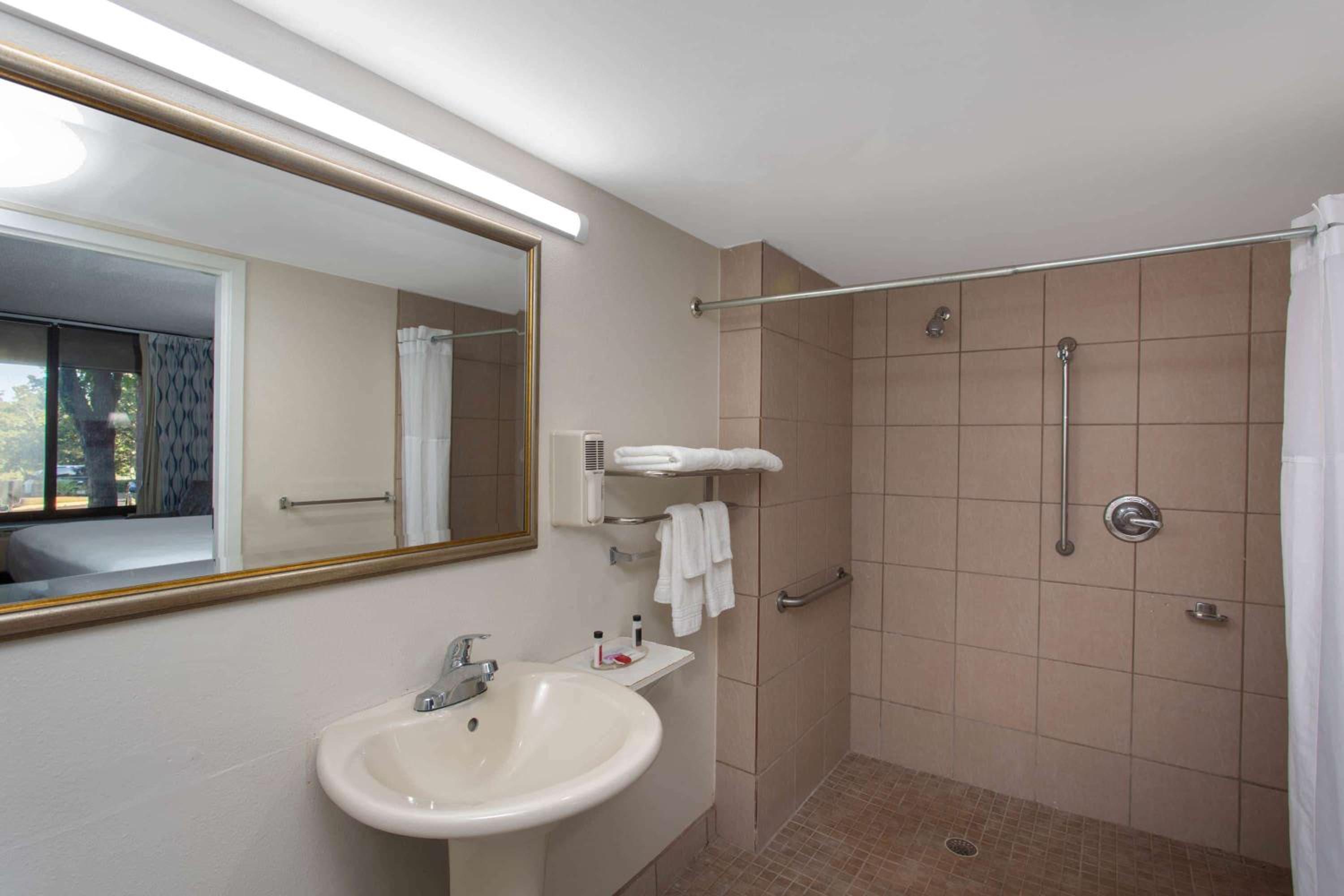 Deluxe King Room - Mobility Access/Non-Smoking