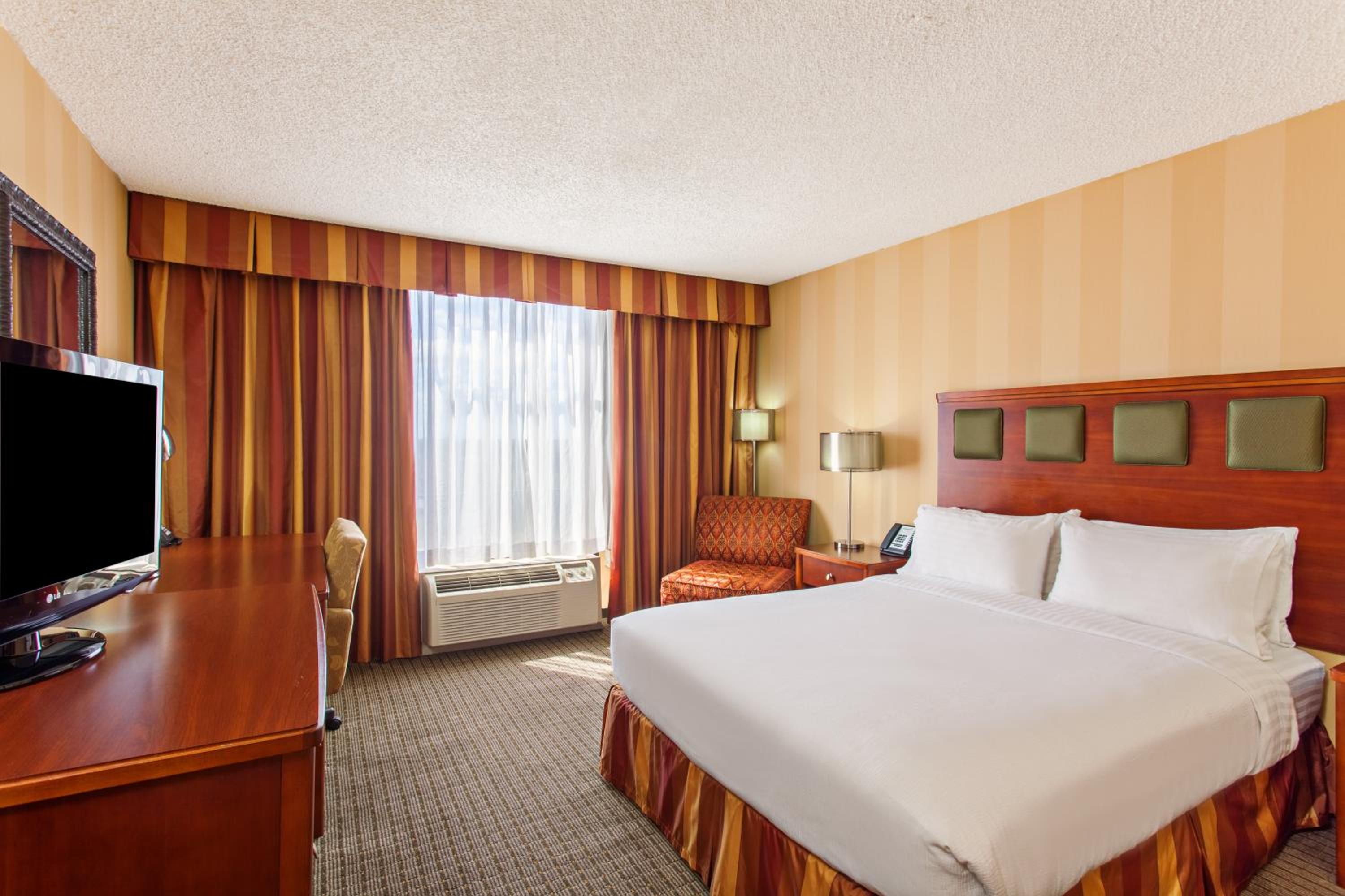 Standard King Room with Roll-In Shower - Mobility Access