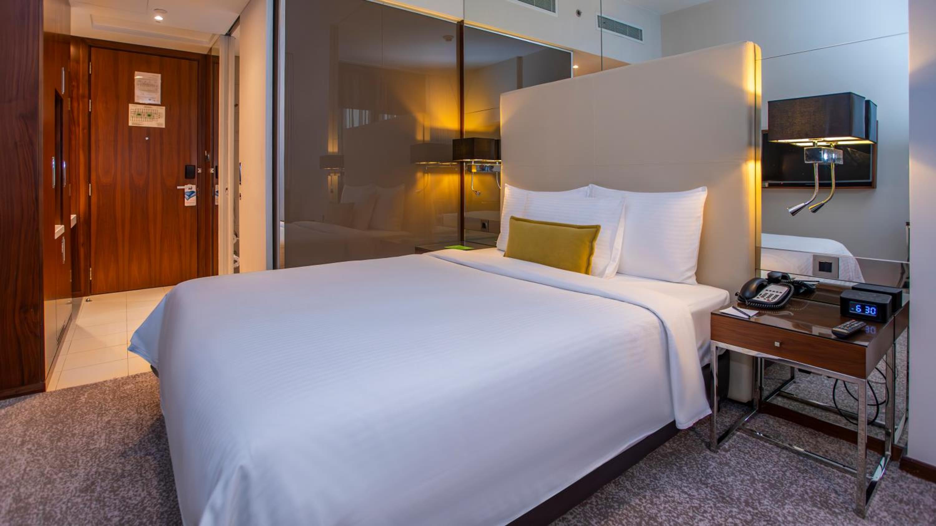 Centro Room - Queen Bed