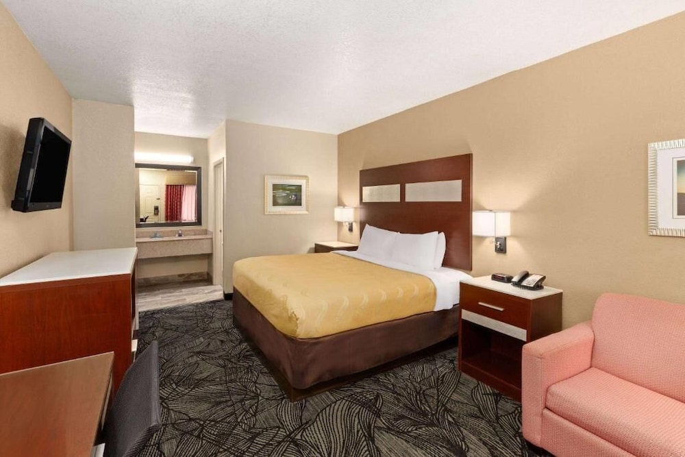 Basic Room, 1 King Bed