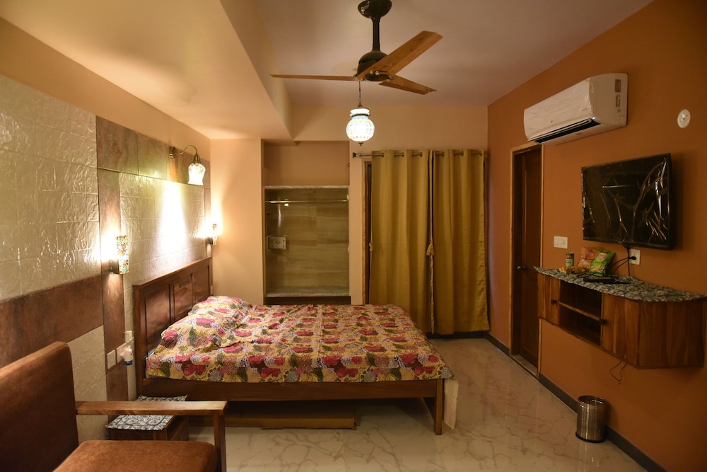 Deluxe Studio, 1 King Bed with Sofa bed