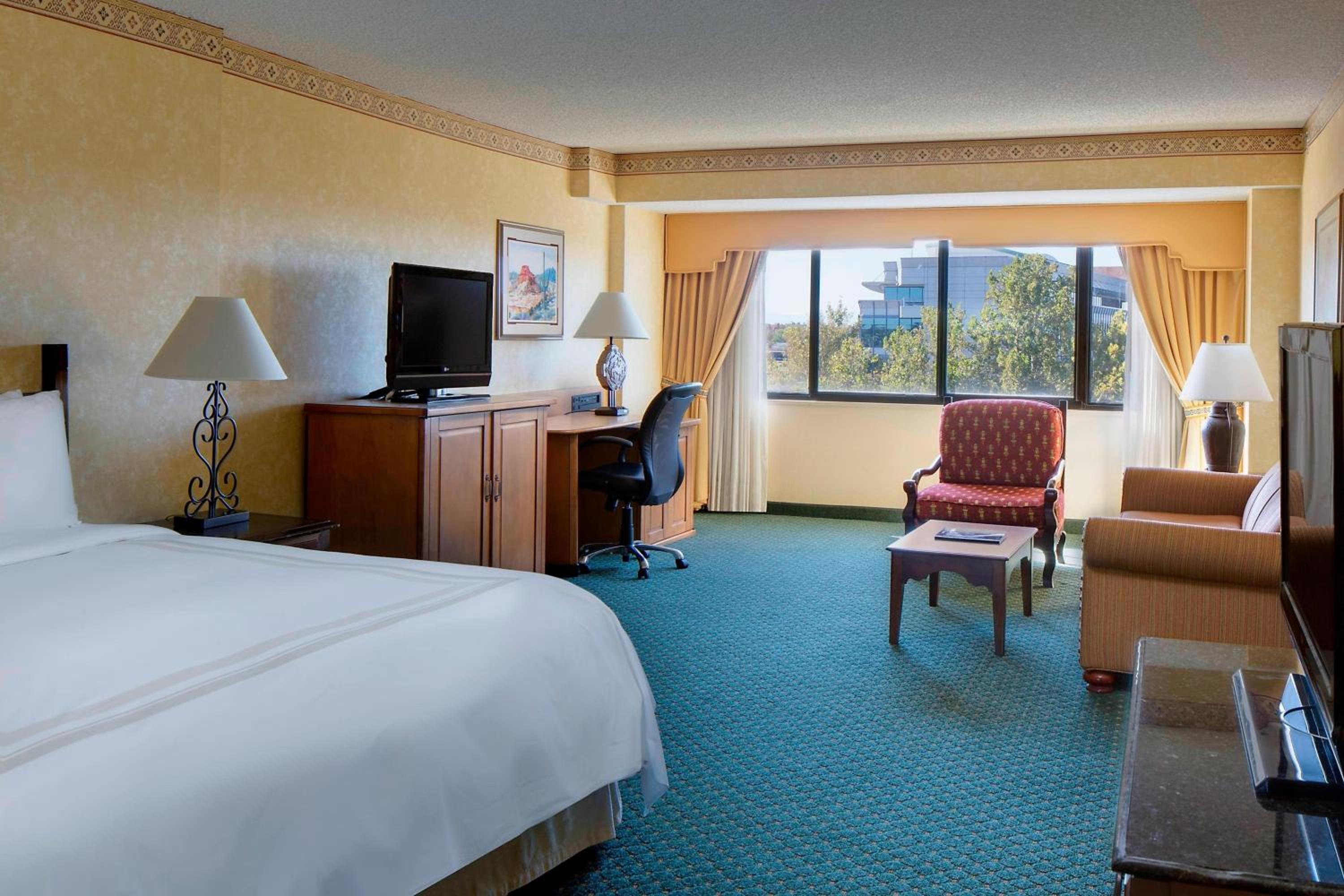 Concierge level, 1 Bedroom Suite, 1 King, Sofa bed