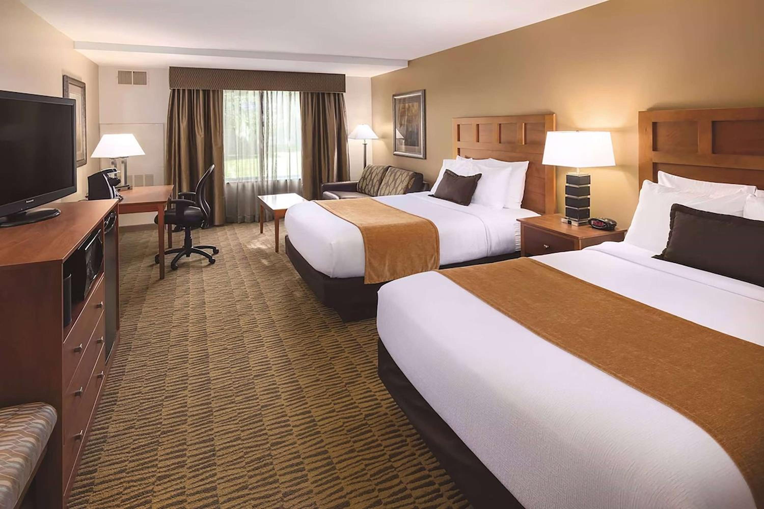 Deluxe Queen Room with Two Queen Beds - Non-Smoking