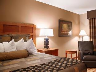 Queen Room with Two Queen Beds and Pool View - Non-Smoking