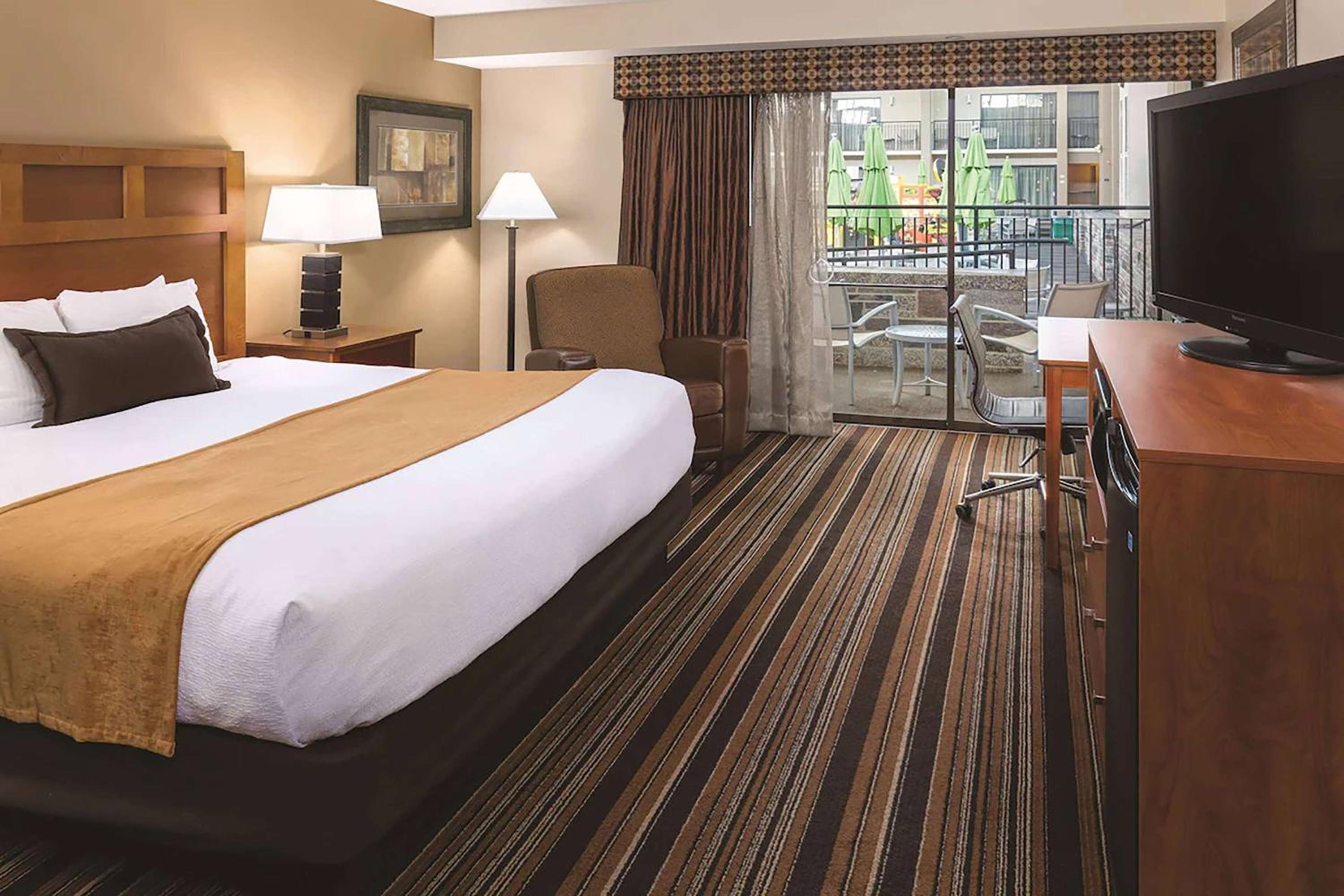 King Room with Roll In Shower and Poolside - Mobility/Hearing Accessible - Non-Smoking