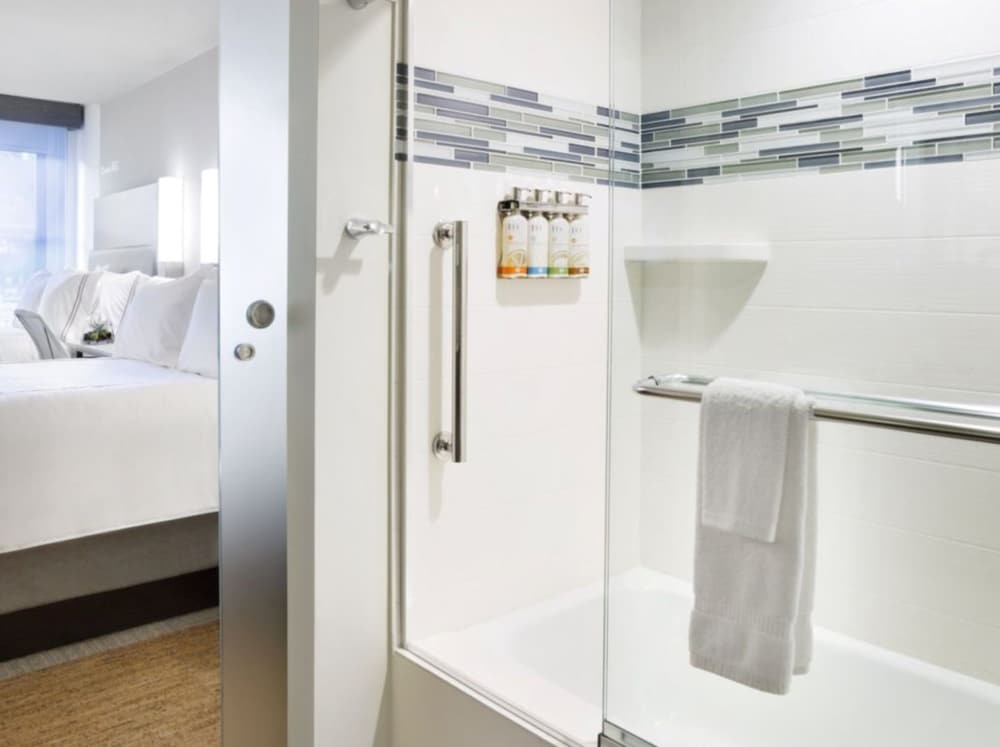 Newly Renovated 2 Dbls Bds Bath Shower Combination