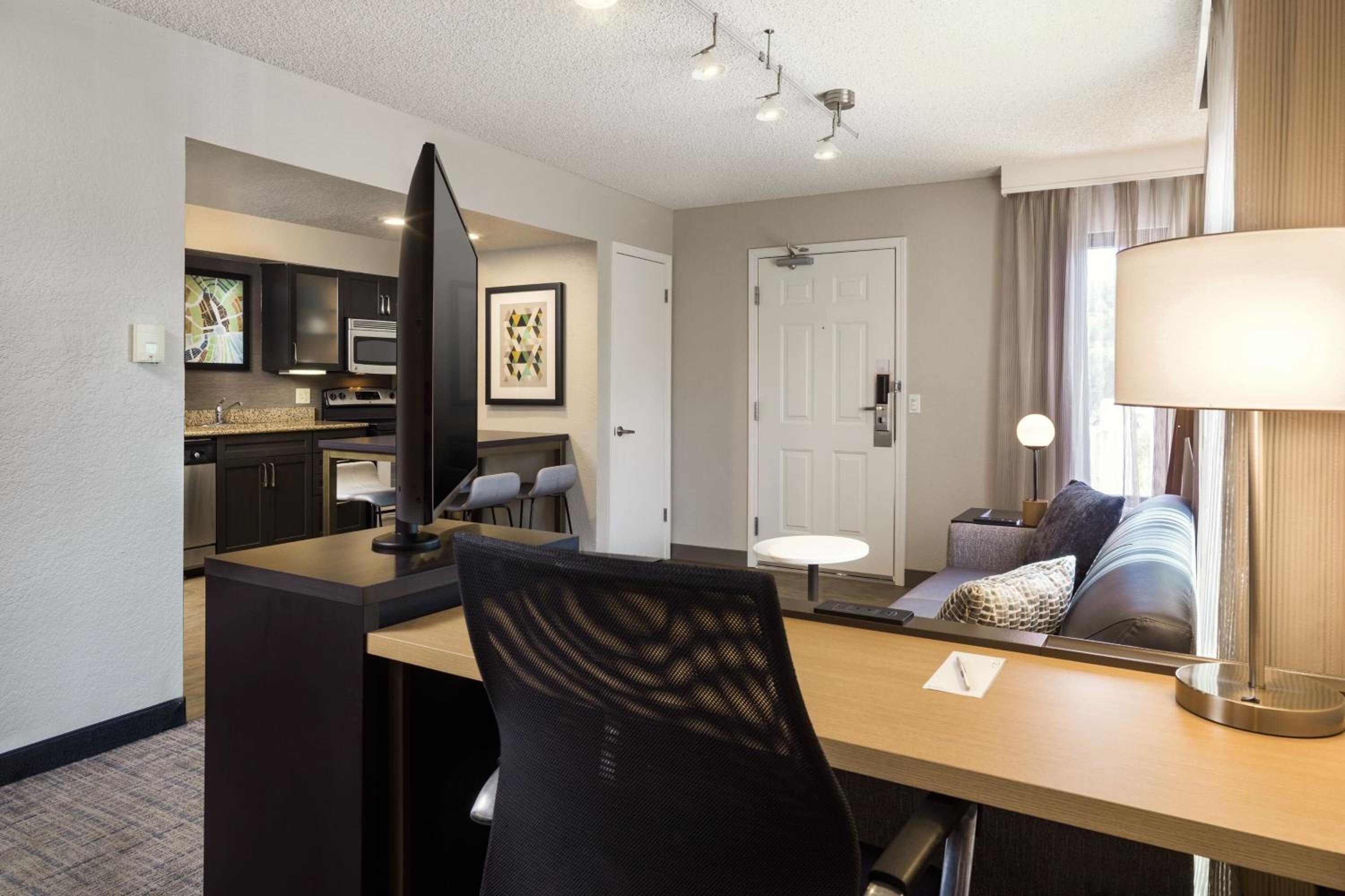 King Studio with Sofa Bed and Adapted Tub - Mobility Accessible