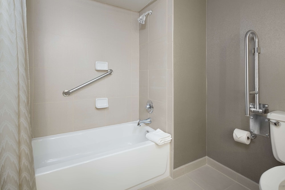 Room, 1 Queen Bed, Accessible, Bathtub (Mobility & Hearing)