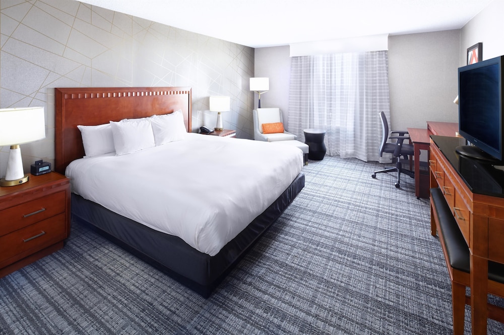Room, 1 King Bed, Accessible (Mobility & Hearing, Roll-in Shower)