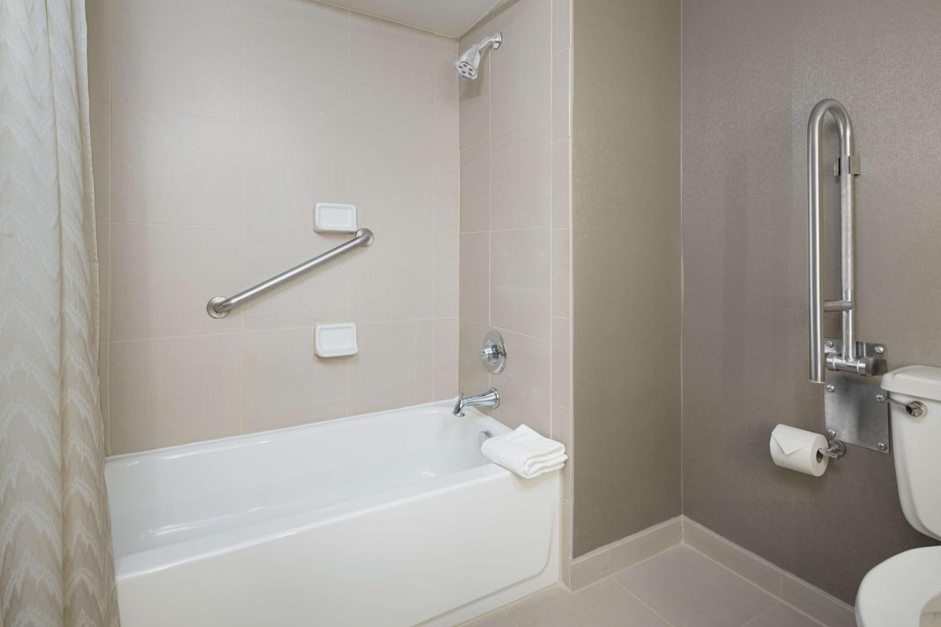 Queen Room - Mobility and Hearing Access/Non-Smoking