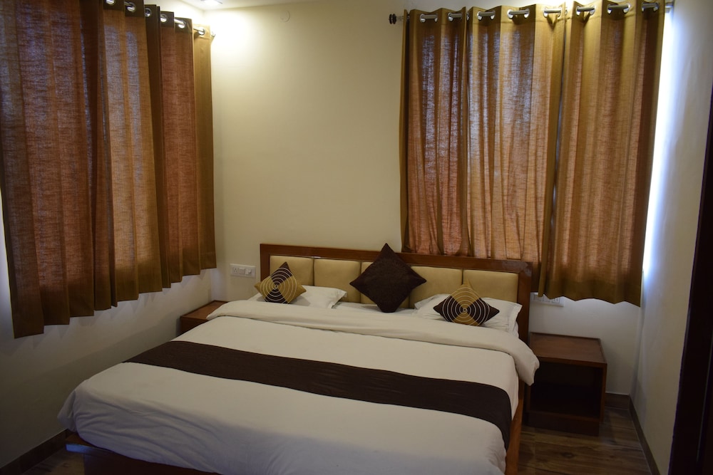 Luxury Suite, Multiple Beds, Smoking, Hill View