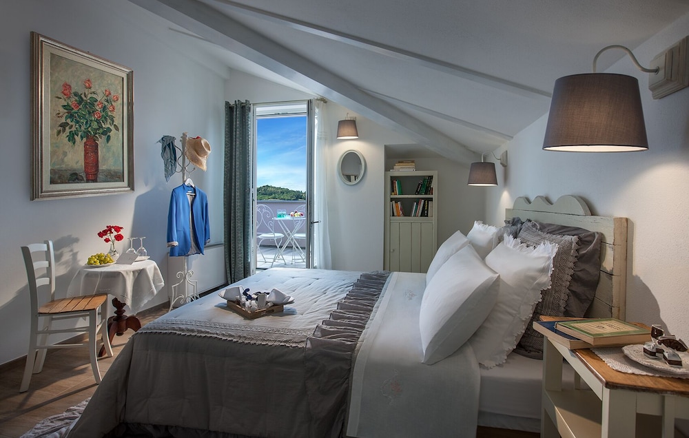 Family Suite, 2 Bedrooms, Balcony, Hill View