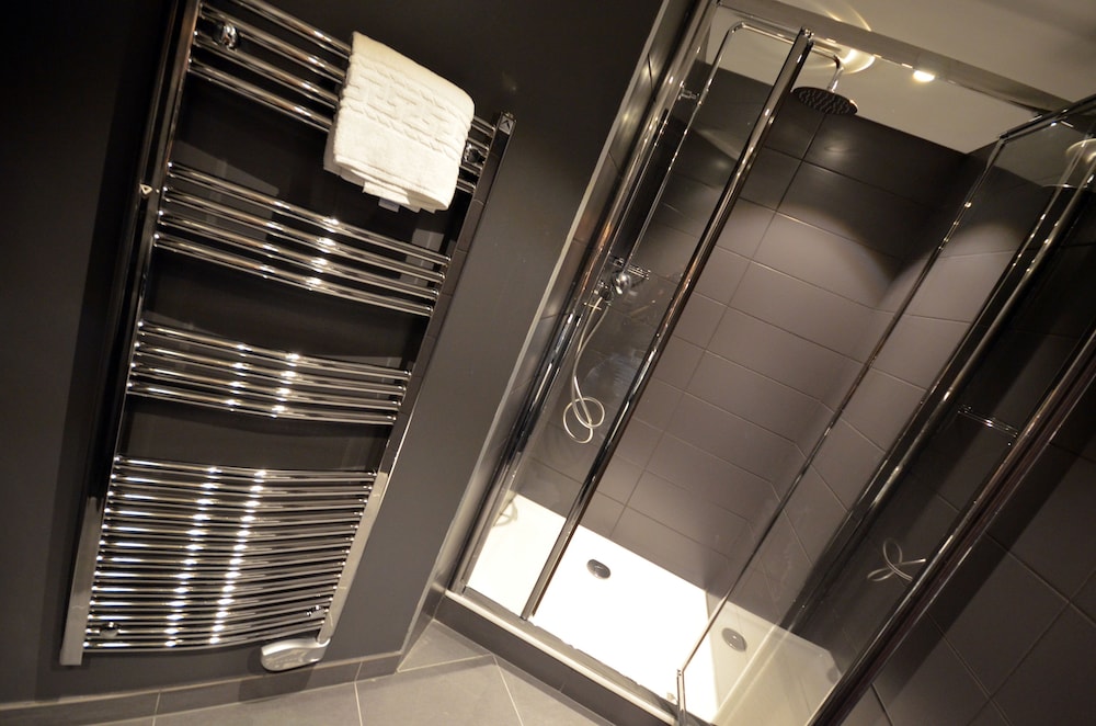 Standard Room, 1 Queen Bed (Bath/Shower Combo)