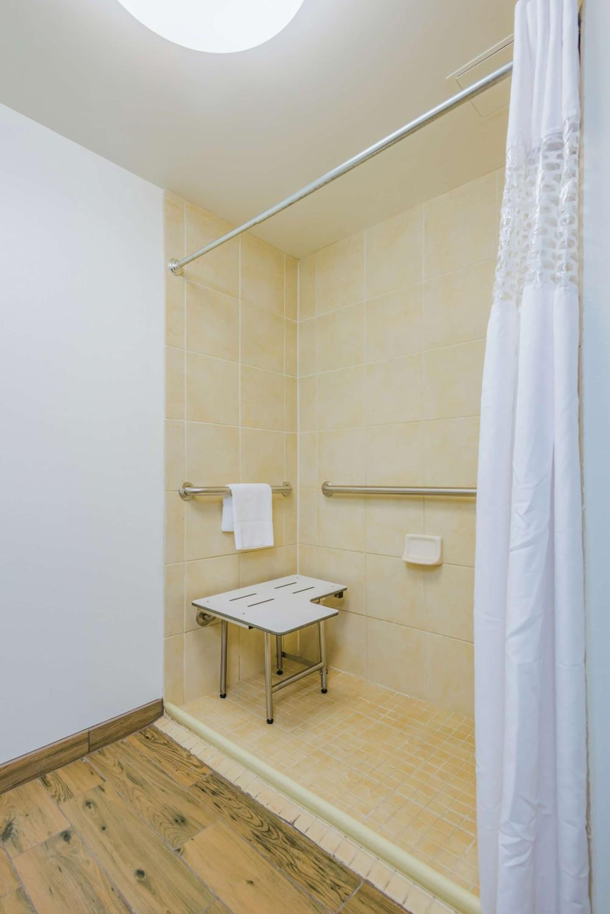 Double Room with Roll-in Shower - Mobility Accessible/Non-Smoking