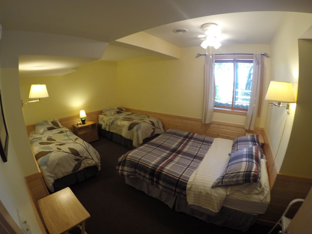 Deluxe Cabin, 3 Bedrooms, 2 Bathrooms, Lake View (Pinewood)