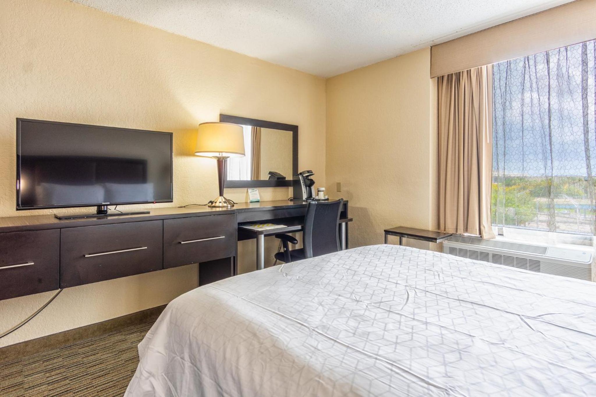 Premium King Room with Communications and Mobility Accessible Tub