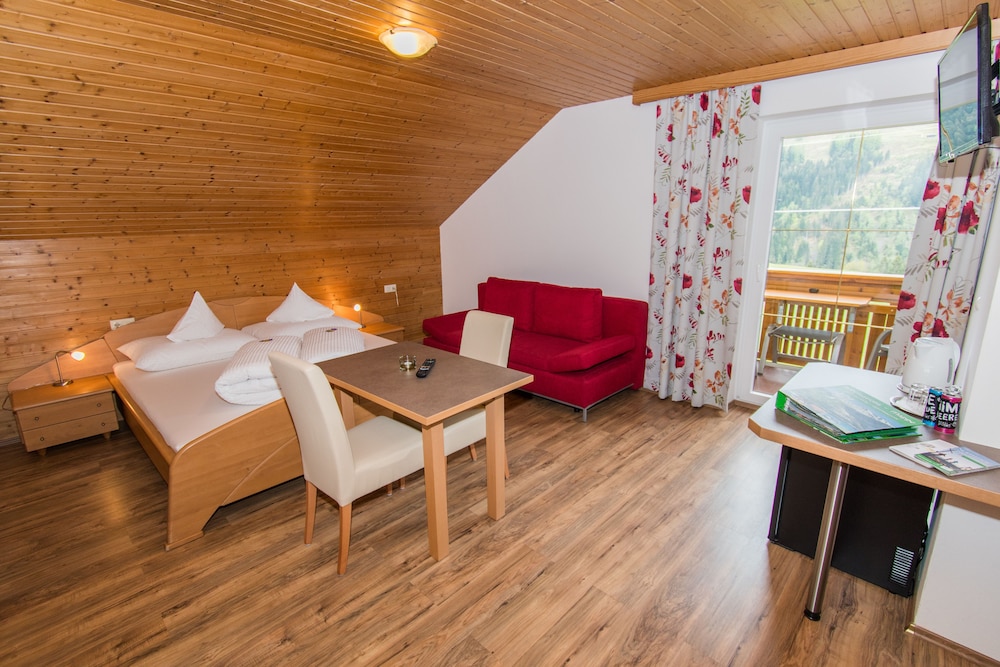Traditional Double Room, 1 Bedroom, Non Smoking, Mountain View