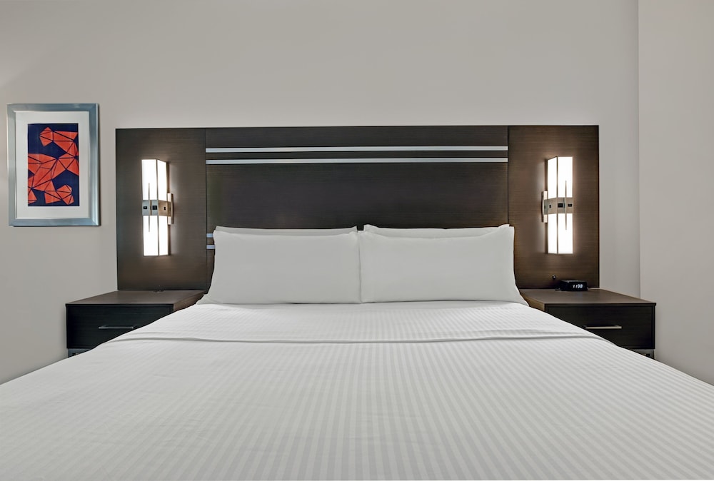 Suite, 1 King Bed, Accessible (Communications)