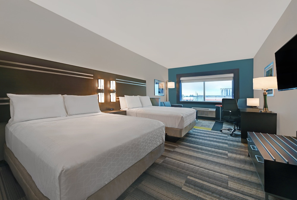 Suite, 2 Queen Beds, Accessible Bathtub (Communications)
