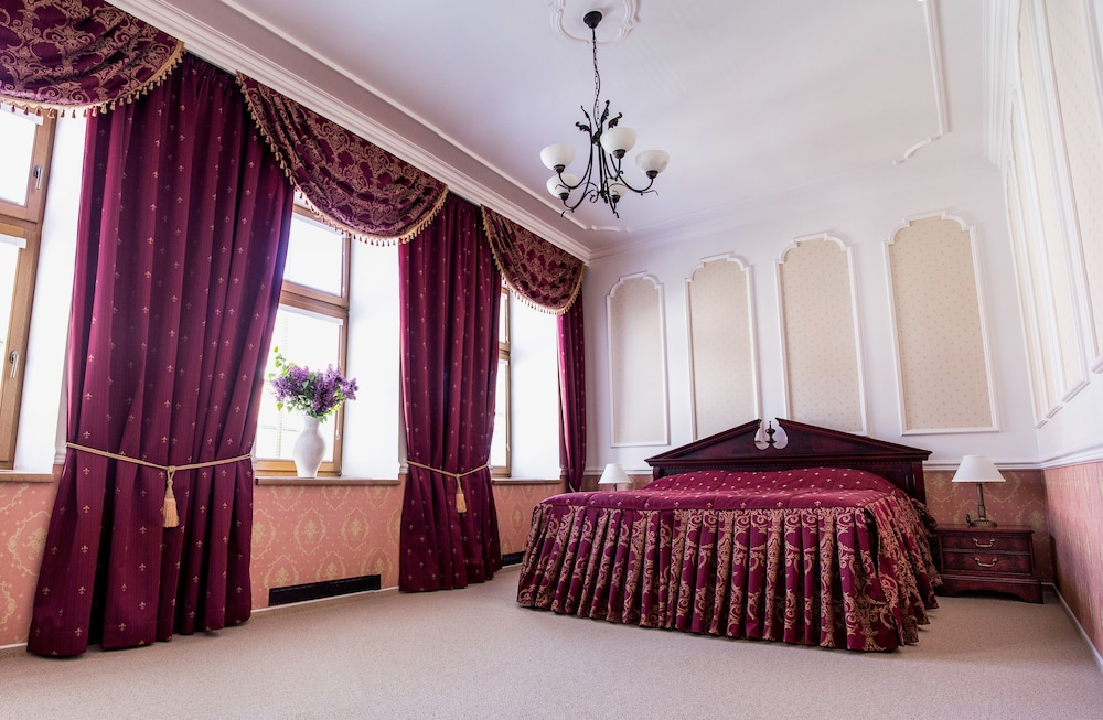 Deluxe Suite, City View