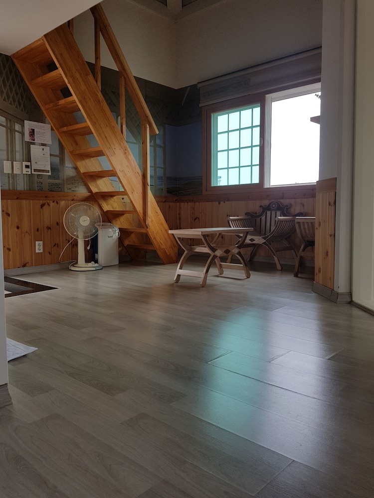 Room (Chamomile)
