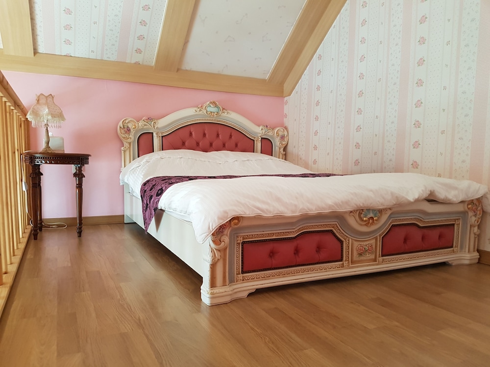 Room (Geranium)