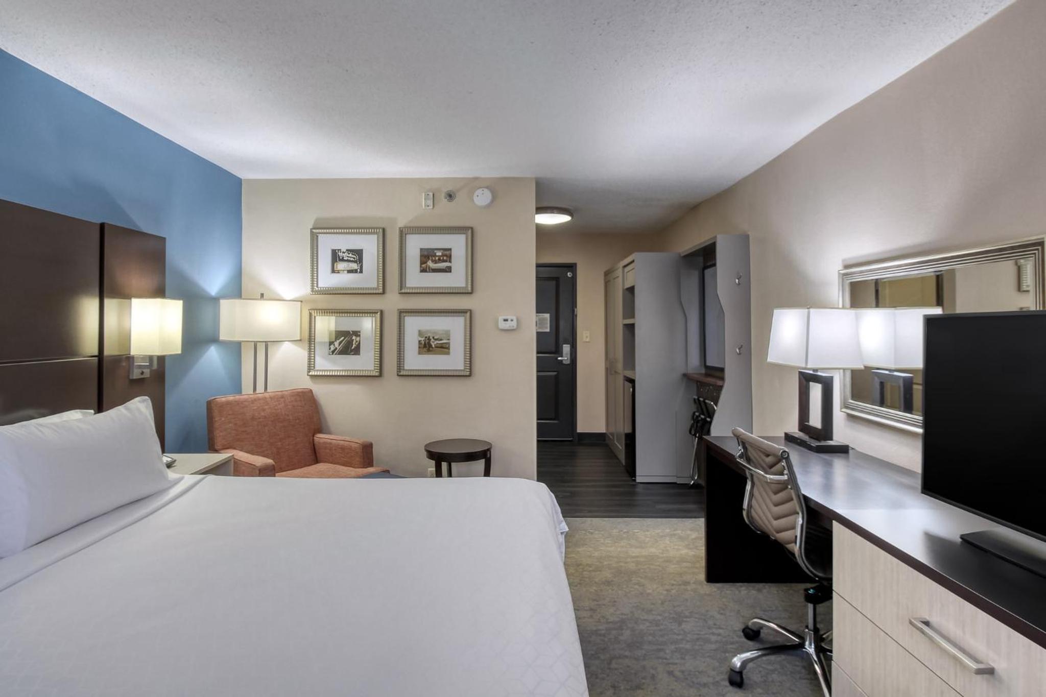 Standard King Room with Roll-In Shower - Communications Access