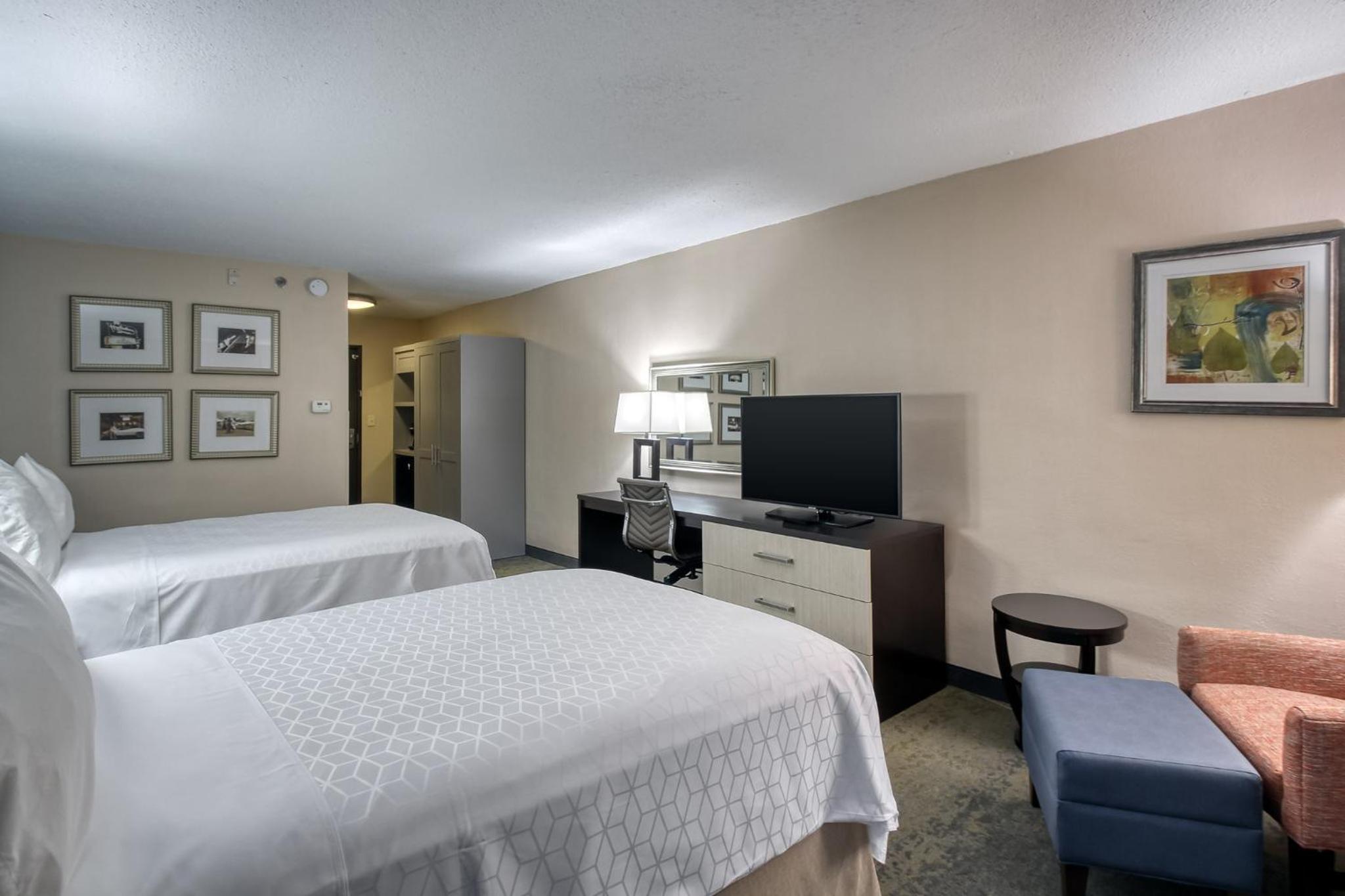 Standard Twin Room with Roll-in Shower - Communications Access