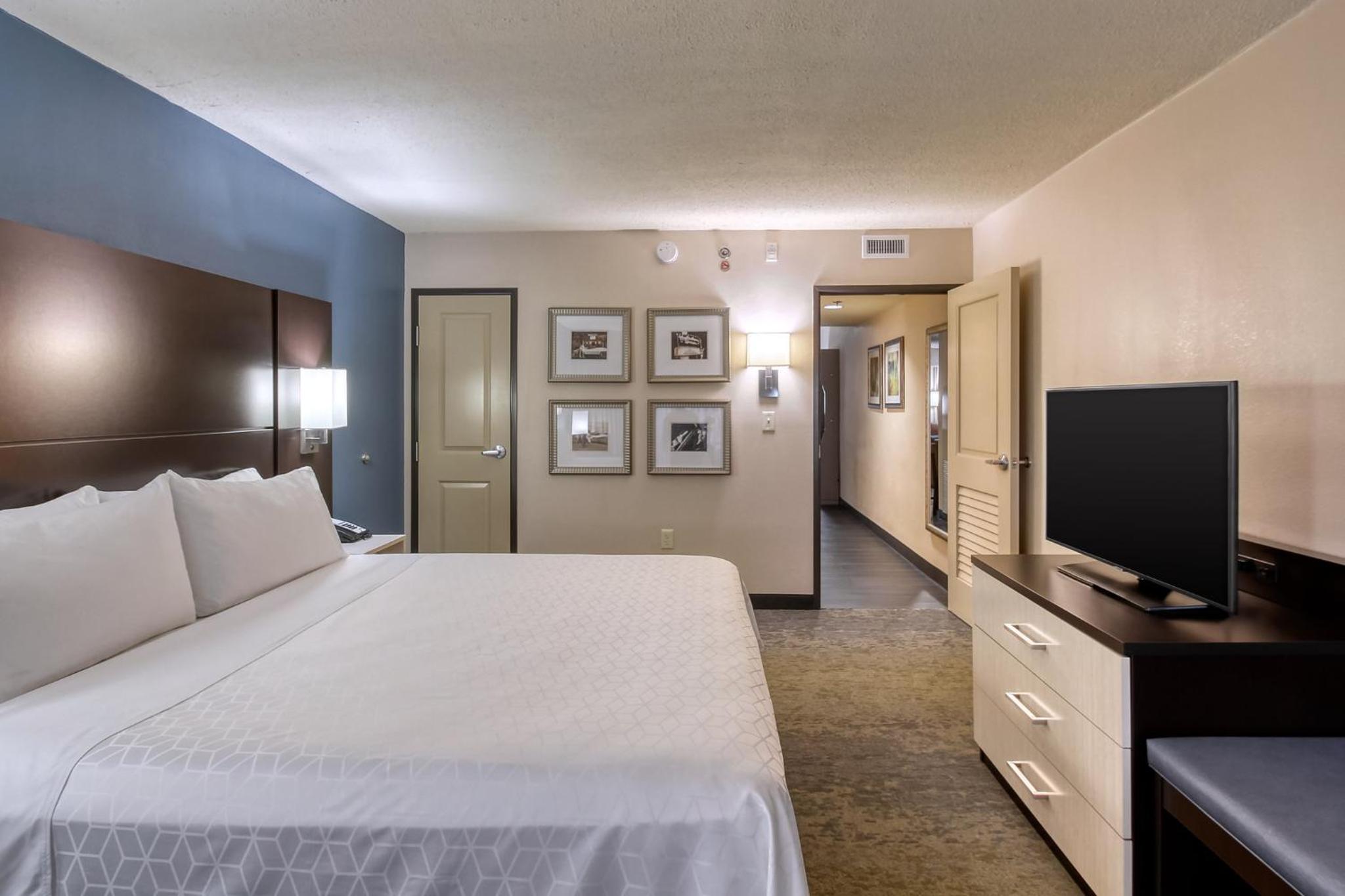 One-Bedroom King Suite with Balcony