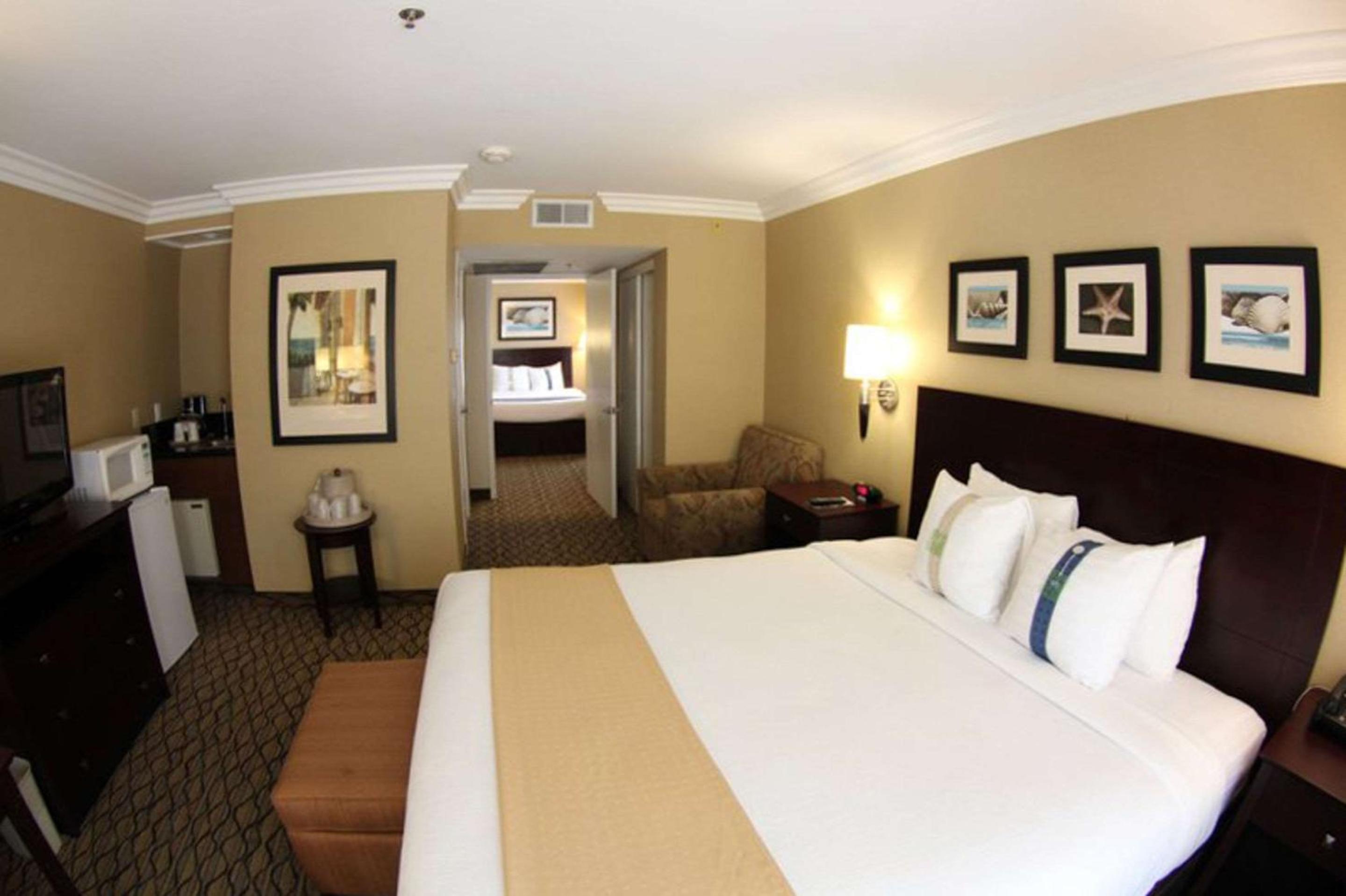 Premium Suite, Two Bedrooms with 1 King Bed and 1 Double Bed, Ocean View, Non Smoking