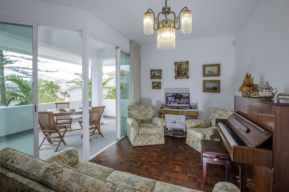 House, 6 Bedrooms