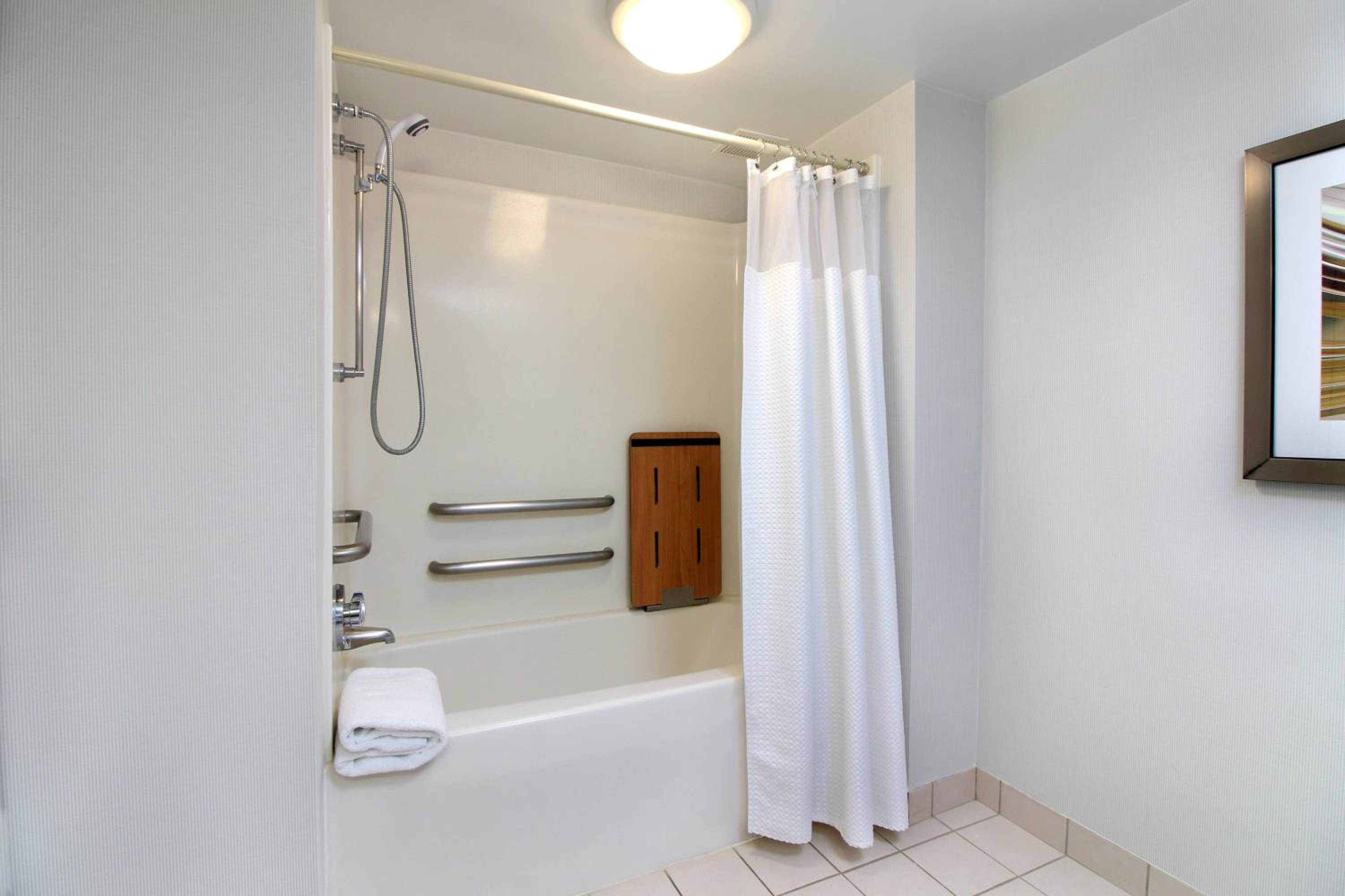 Queen Room with Two Queen Beds and Adapted Tub - Mobility Accessible