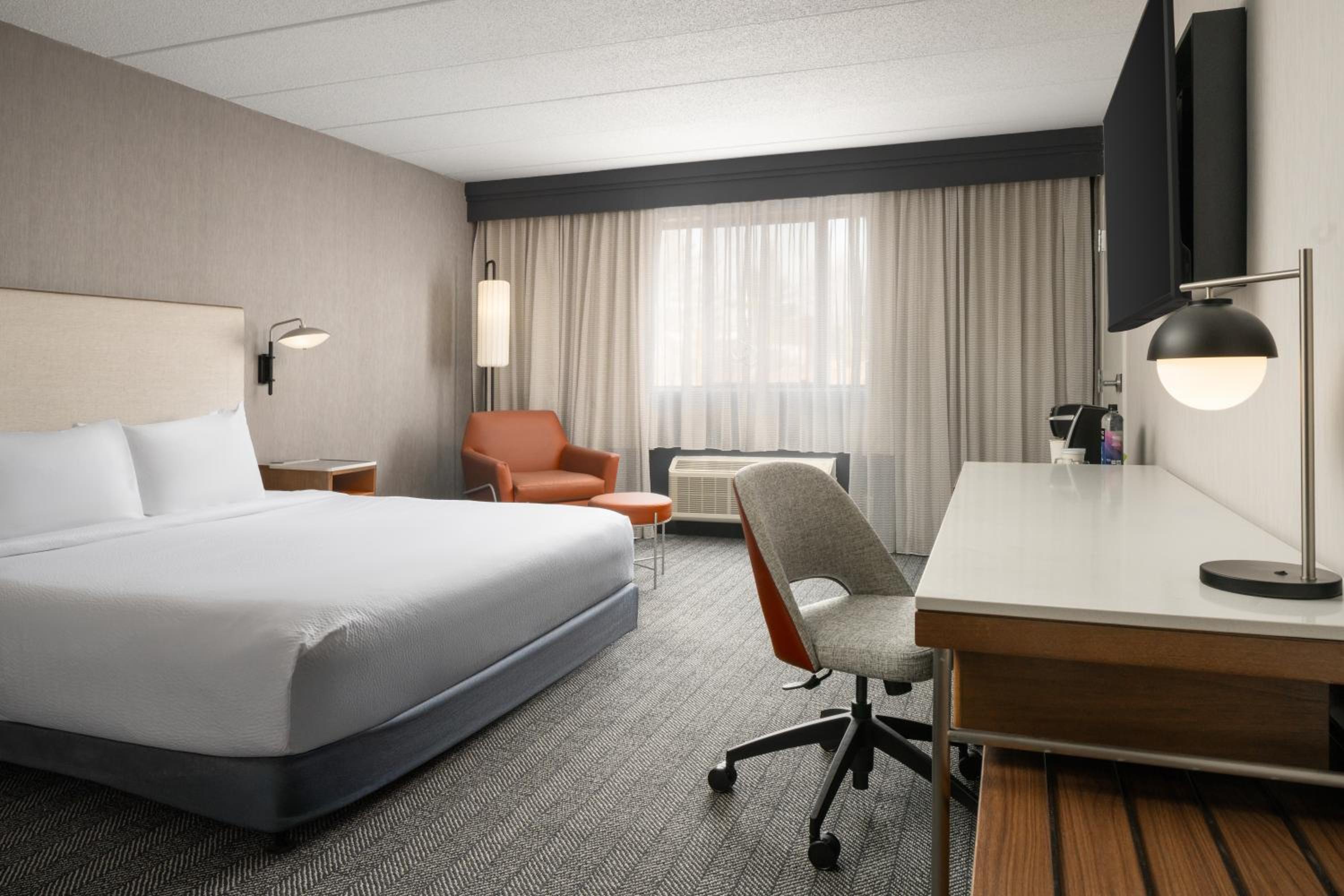 King Room with Bathtub - Mobility Access/Hearing Accessible