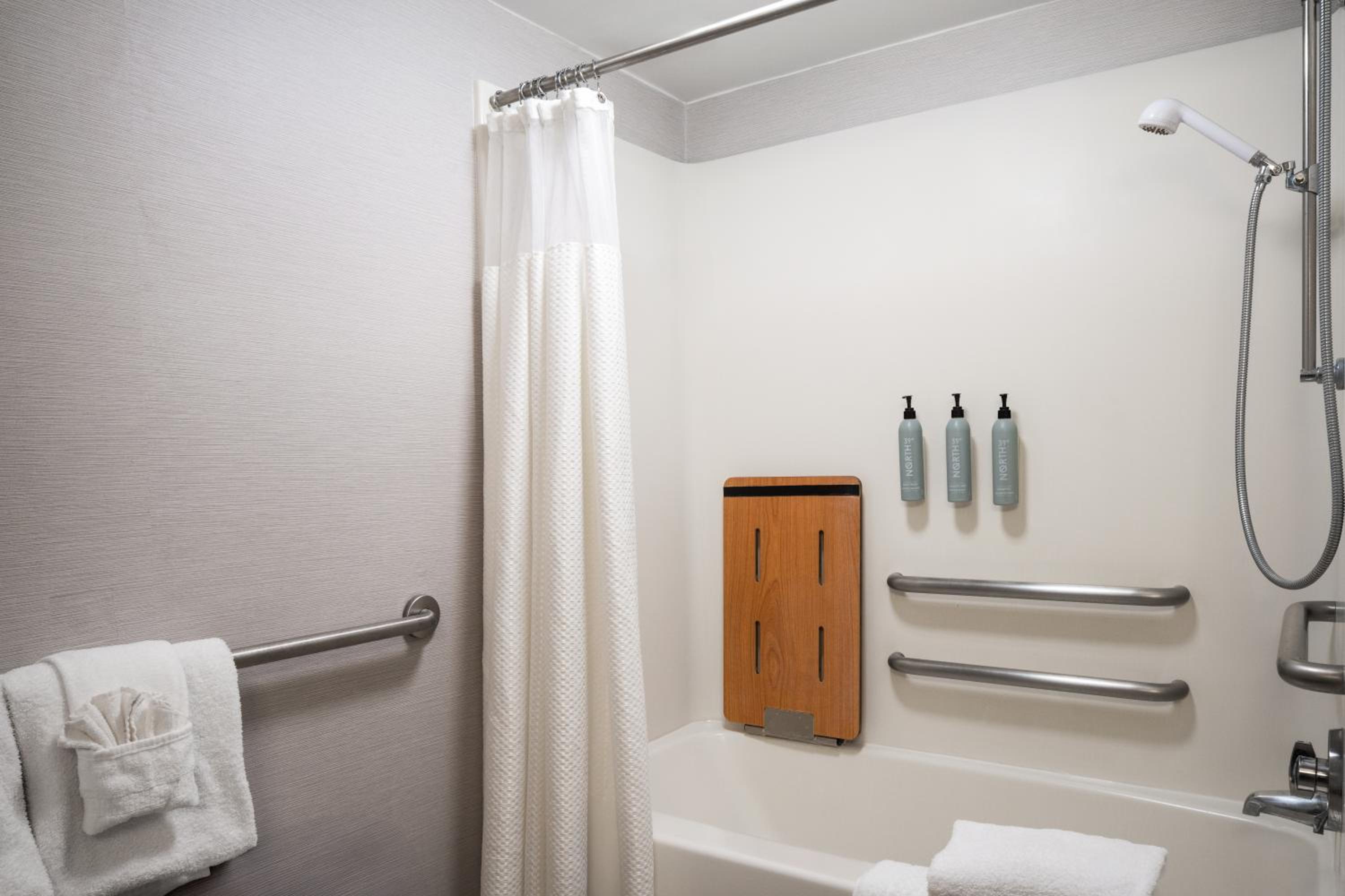 Queen Room with Two Queen Beds and Bathtub - Mobility Access