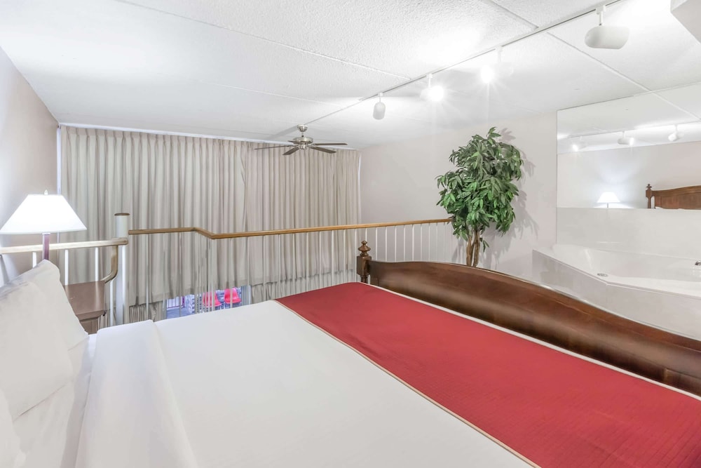 Suite, 1 Bedroom, Non Smoking (Courtyard/Poolside View)