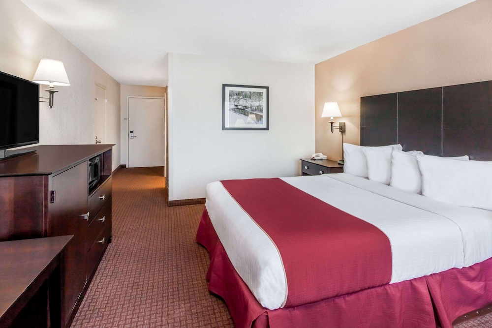 Room, 1 Queen Bed, Accessible, Non Smoking (Exterior View First Floor Mobility)
