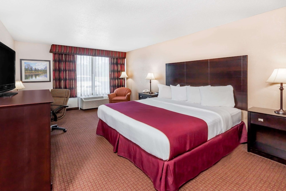 Room, 1 King Bed, Non Smoking (Exterior View First Floor)