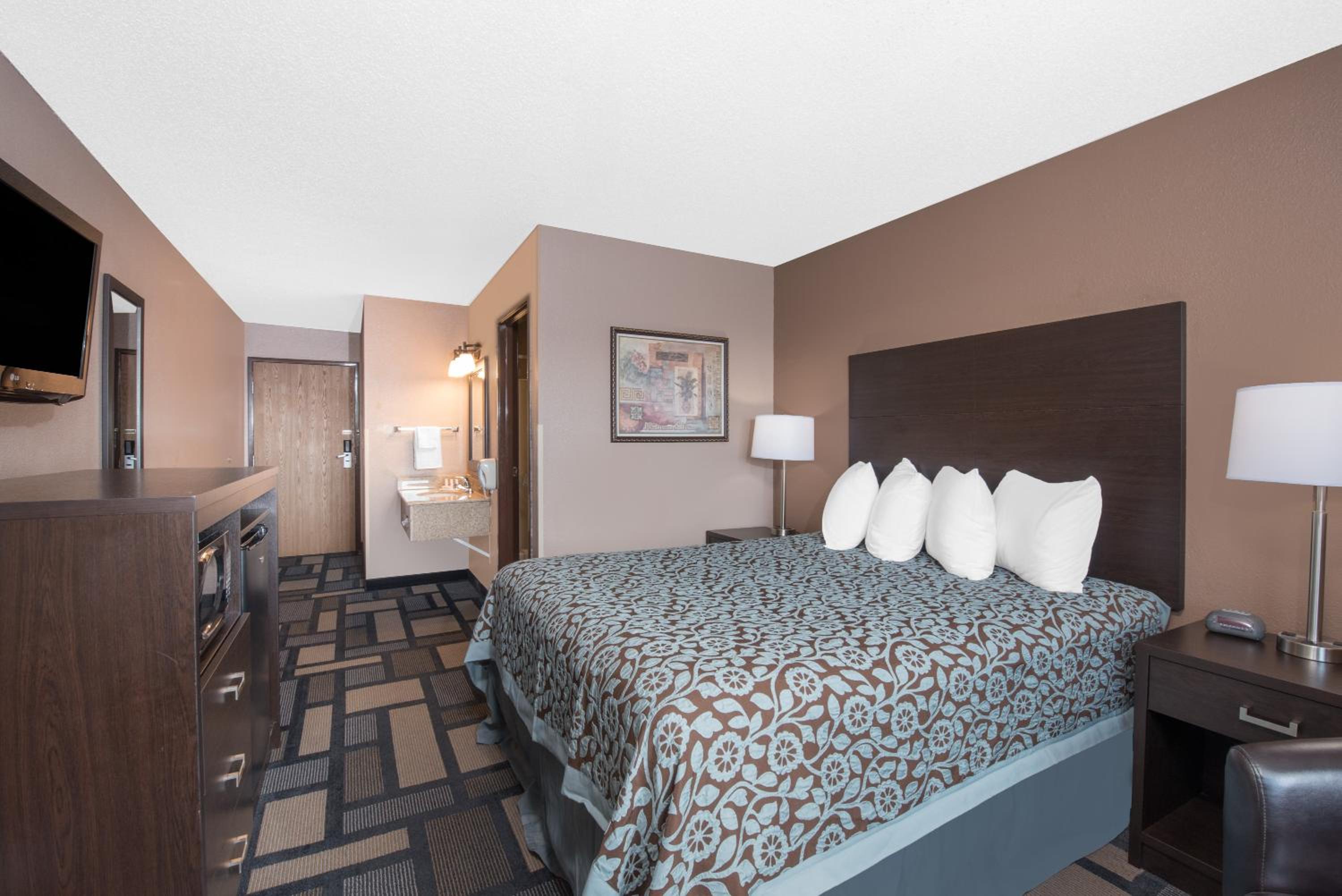 Queen Room, Disability Access, Non-Smoking
