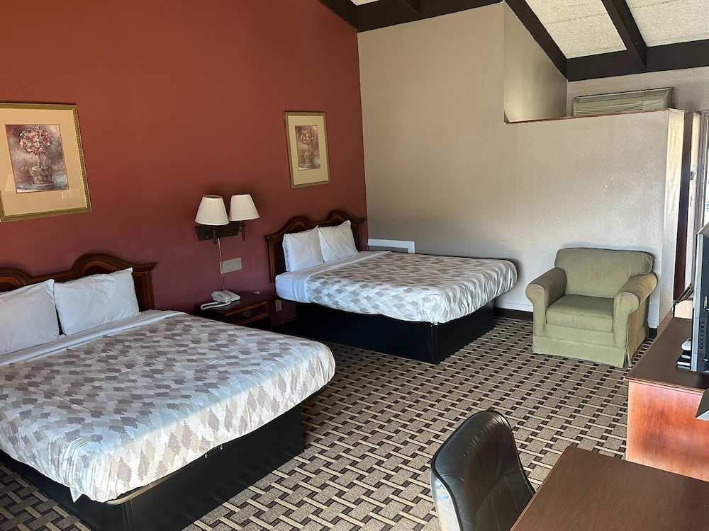 Room, 2 Queen Beds, Non Smoking, Mountain View
