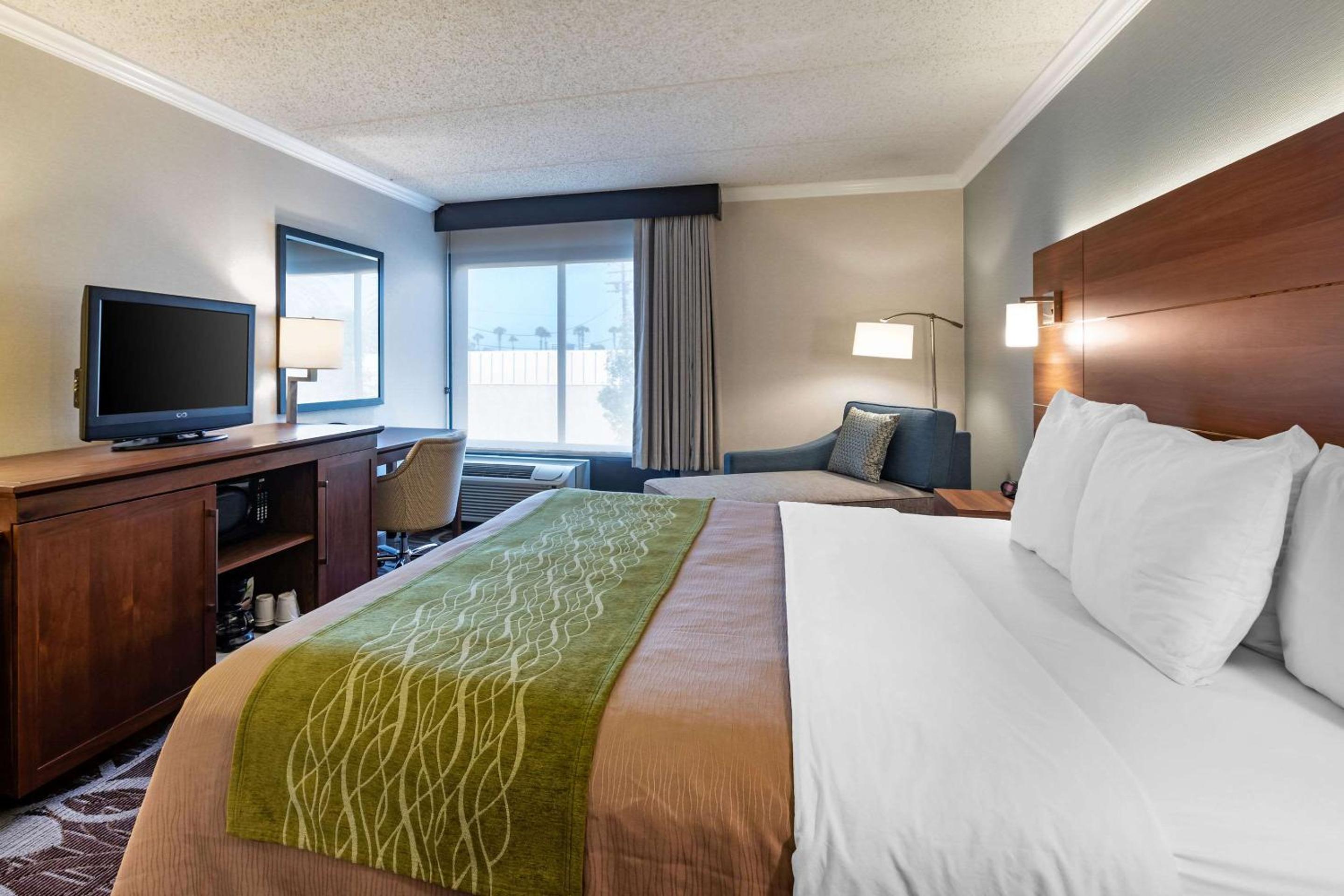 Deluxe Room, 1 King Bed, Top Floors, Non Smoking
