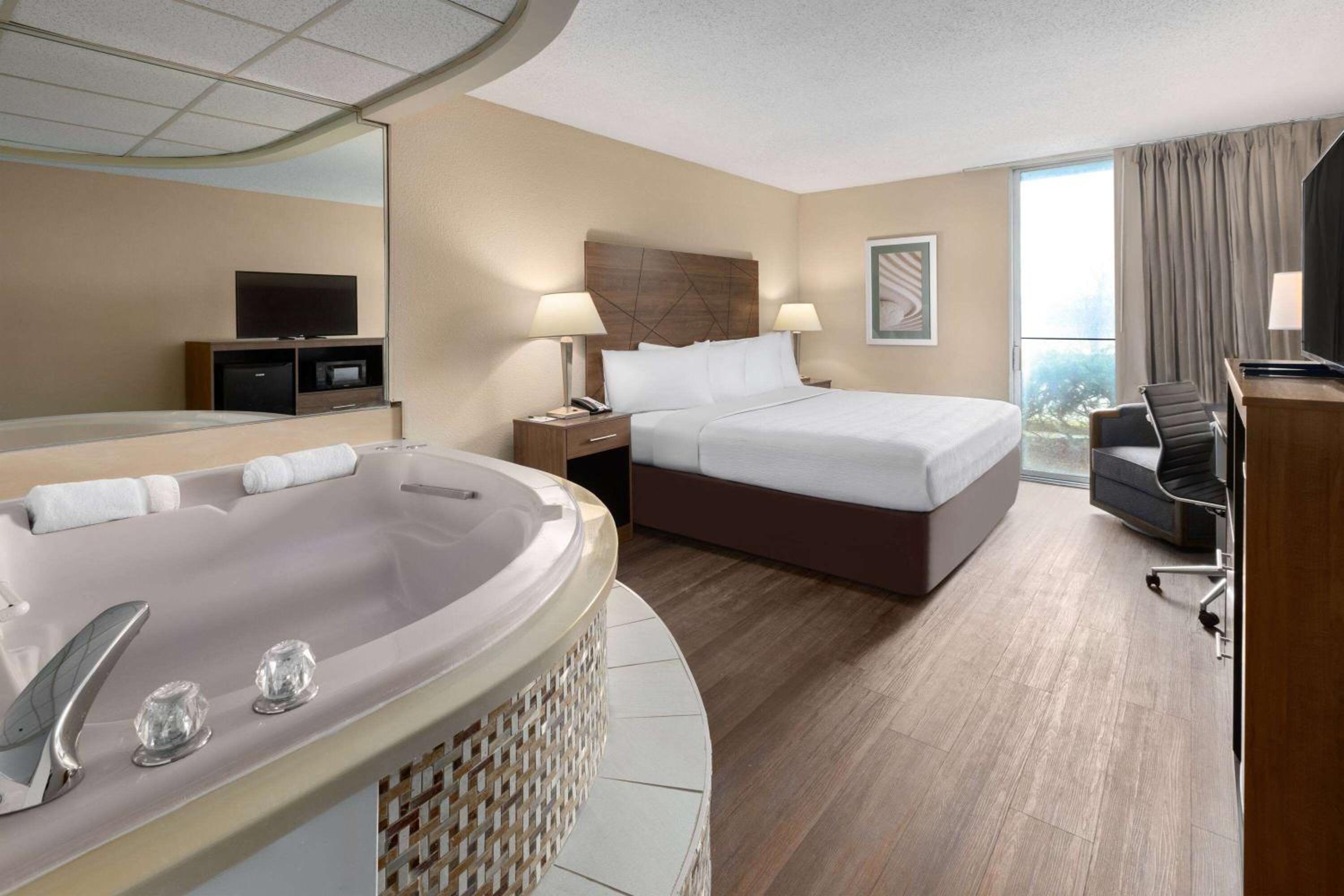 Deluxe King Room with Jetted Tub - Non-Smoking