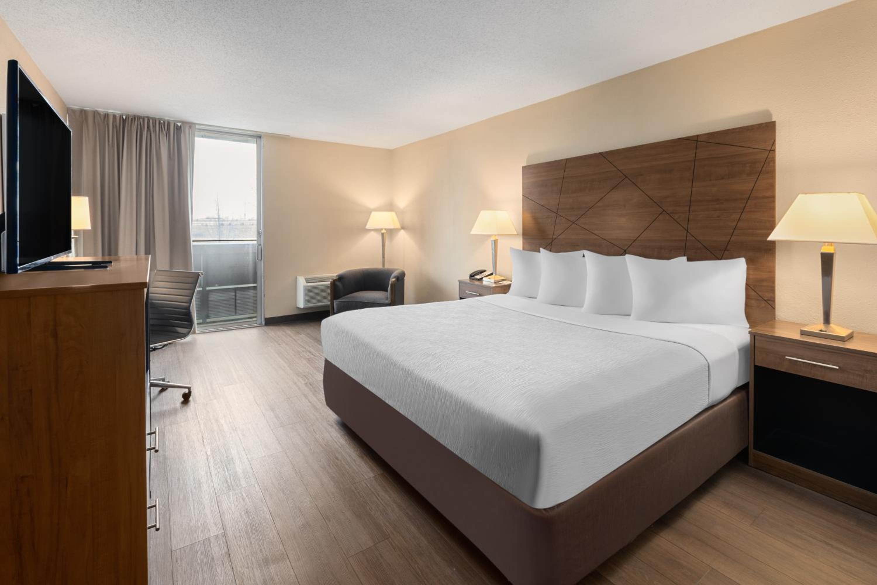 King Room with Roll-In Shower - Mobility/Hearing Access - Non-Smoking