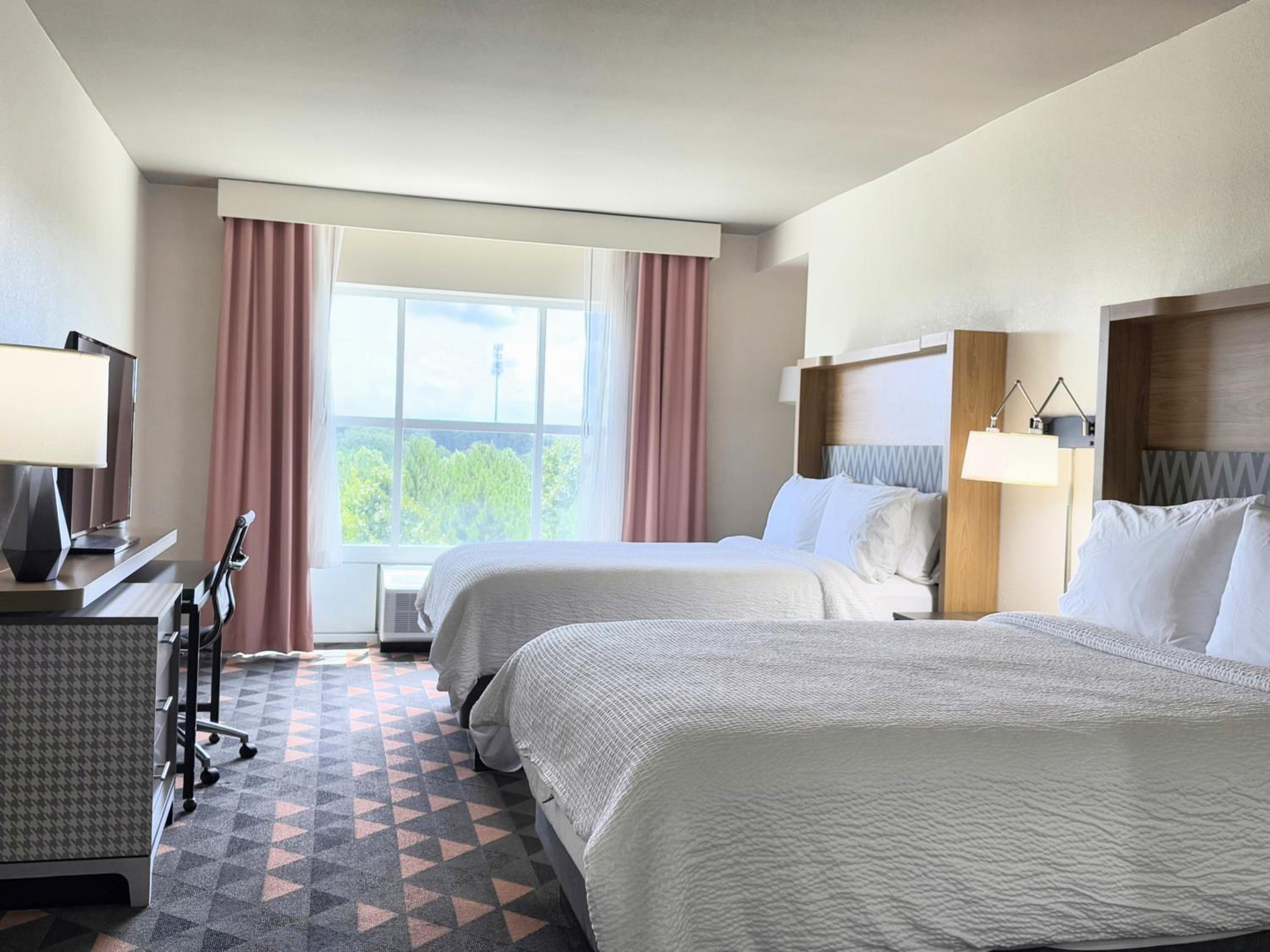 Standard Queen Room with Two Queen Beds and Mobility Accessible Tub