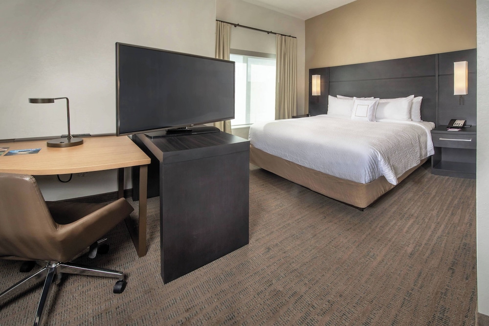 Studio, 1 King Bed with Sofa bed (Mobility Accessible, Roll-in Shower)