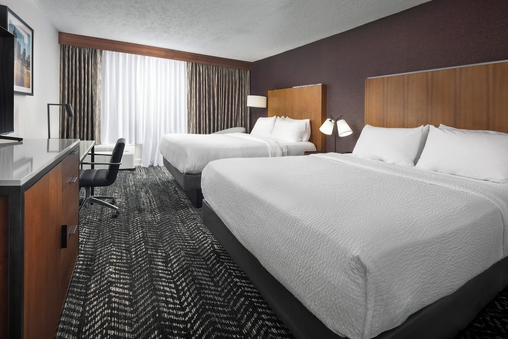 Room, 2 Queen Beds (Mobility Accessible, Tub)