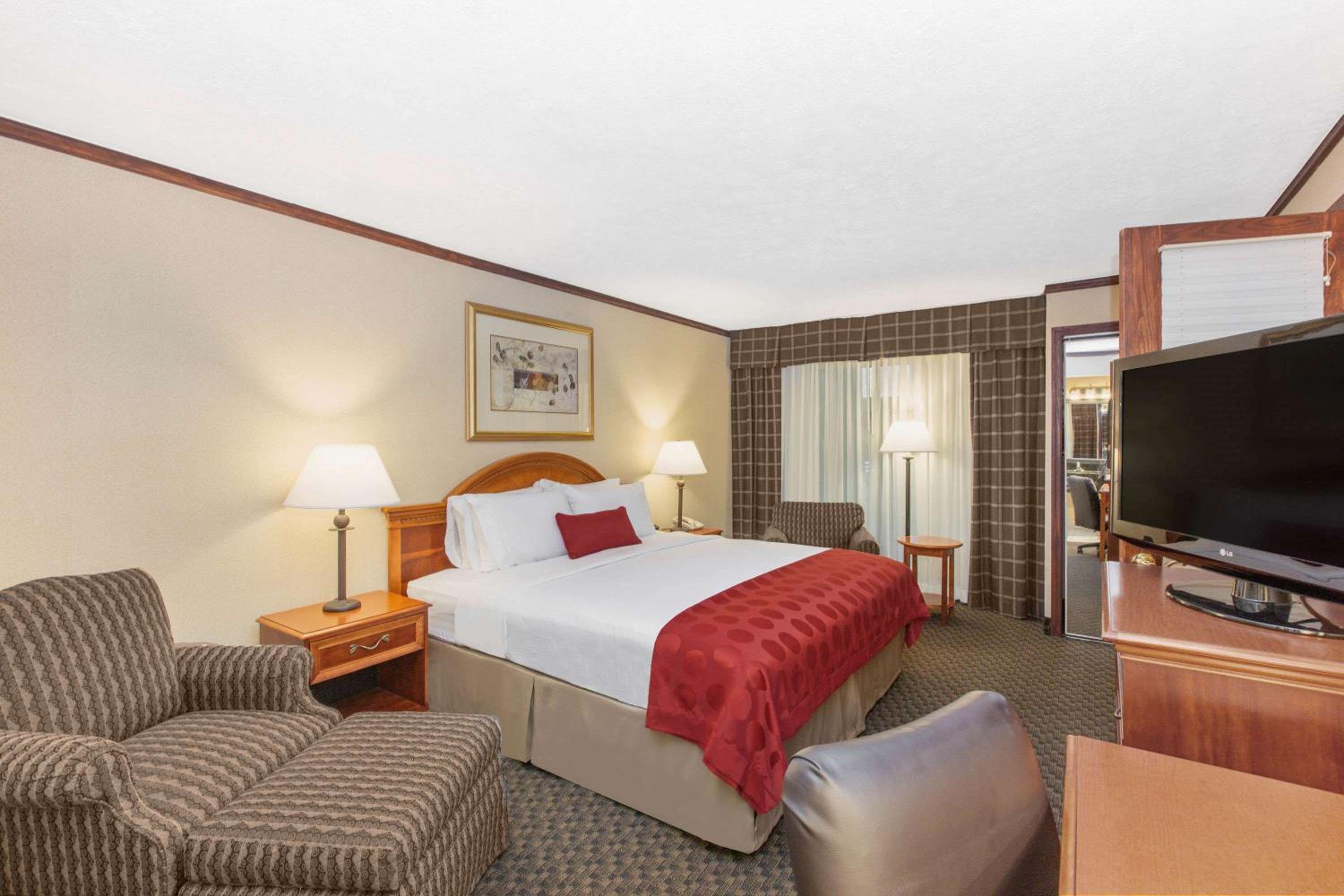 1 King Bed, One-Bedroom, Superior Suite, Pool Side, Non-Smoking