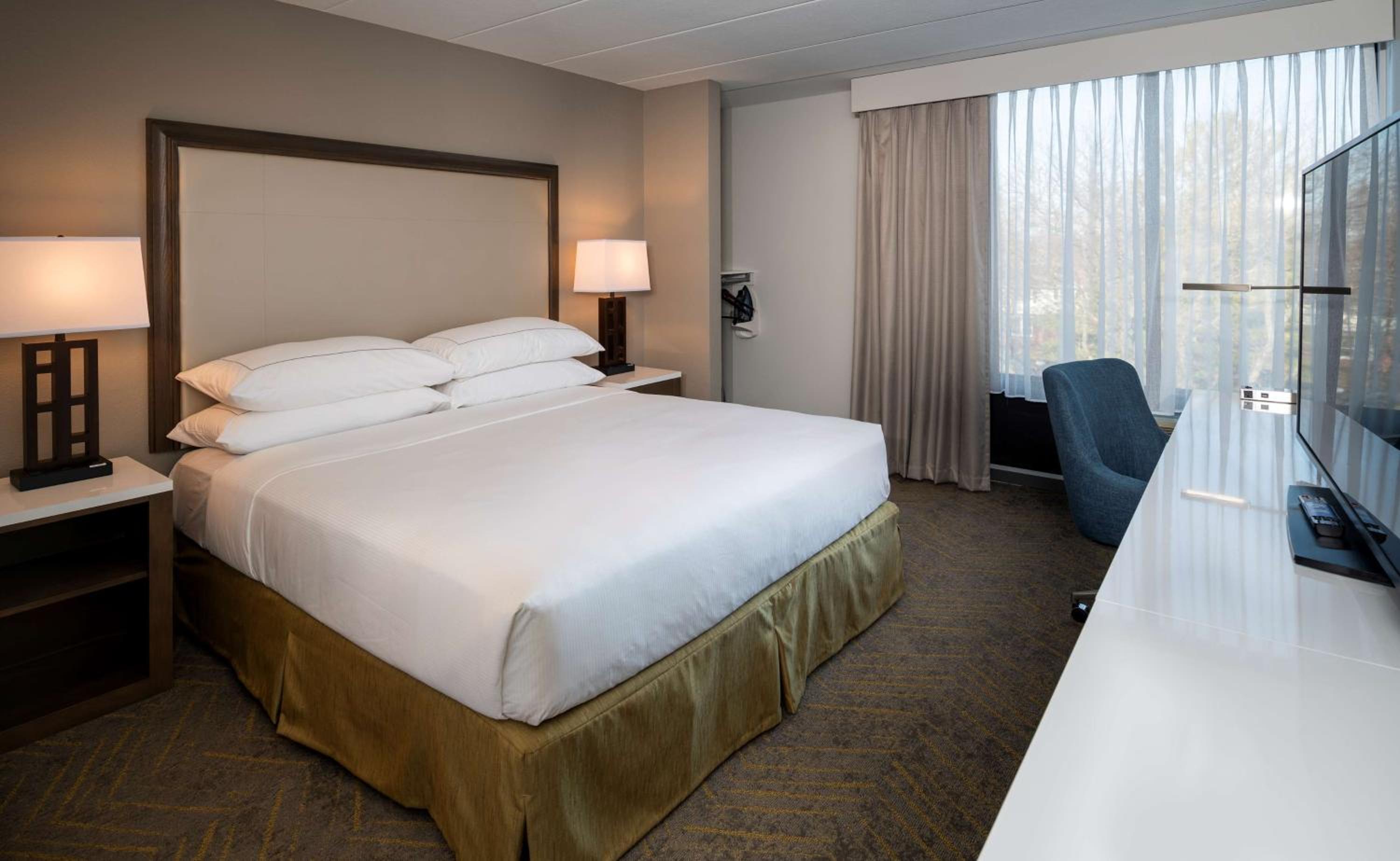 King Room with Roll-In Shower - Mobility Access